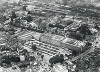 406192 Luchtfoto van het Vredenburg en omgeving te Utrecht, uit het noorden, met in het midden de Jaarbeursgebouwen en ...